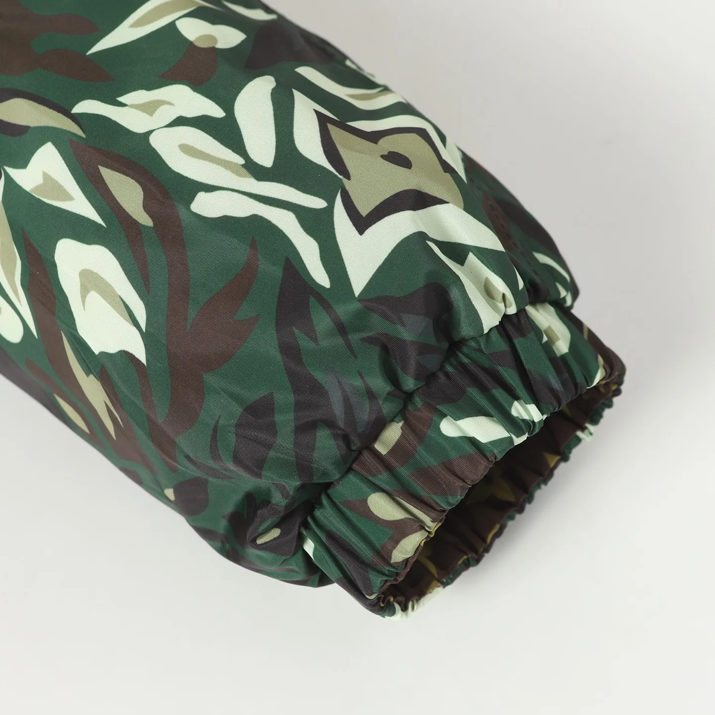 🅿️540 Louis Vuitton/Louis Vuitton camouflage presbyopic double-sided jacket. The original version was purchased for 23,000. It can be worn on both sides and can be switched between the two styles at will. Needless to say, the style is low-key and luxurious. Both sides bring out the 1V classic elements. The loose version makes the upper body casual and comfortable. The solid color side is a soft shell model, the solid color is simple, only the chest is decorated with leather, the inside and outside hardware are all double-sided engraved, and the original version can be customized and dyed. The clothes are of the same color with no color difference, and the labor cost is expensive. The lining is made of silk jacquard fabric, and the classic full-width logo jacquard process requires everything to be woven, and the process cost is extremely high. Size: 46 48 50 52